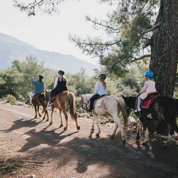 Horseback riding, fishing, picnics... A perfect summer in Andorra!